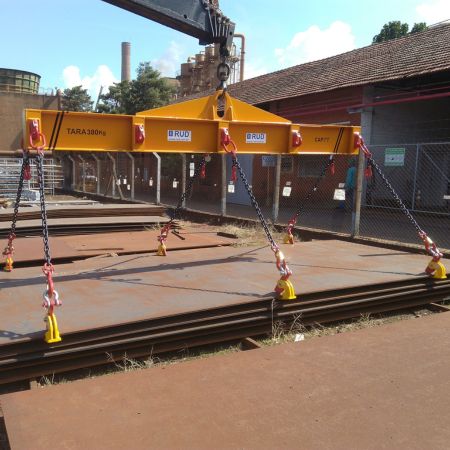 Aplicação travessão em barra RUD modelo T-A-GSH-S em içamento de cargas ambiente externo