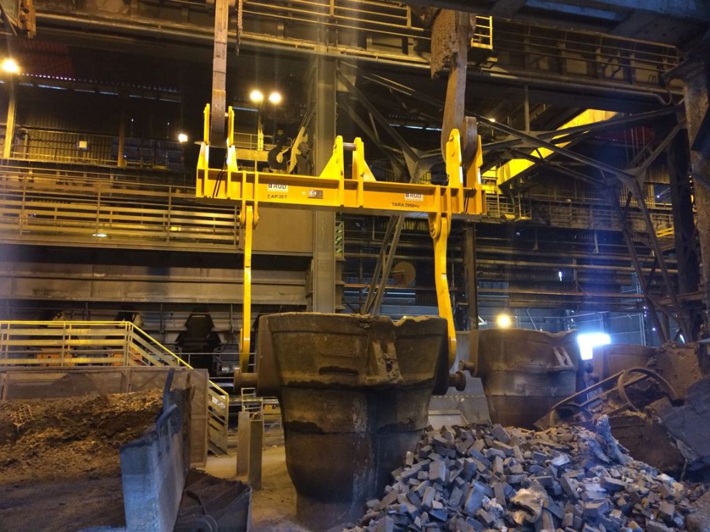 Travessão com gancho lamelar RUD sendo utilizado na movimentação de carga pesada em ambiente industrial