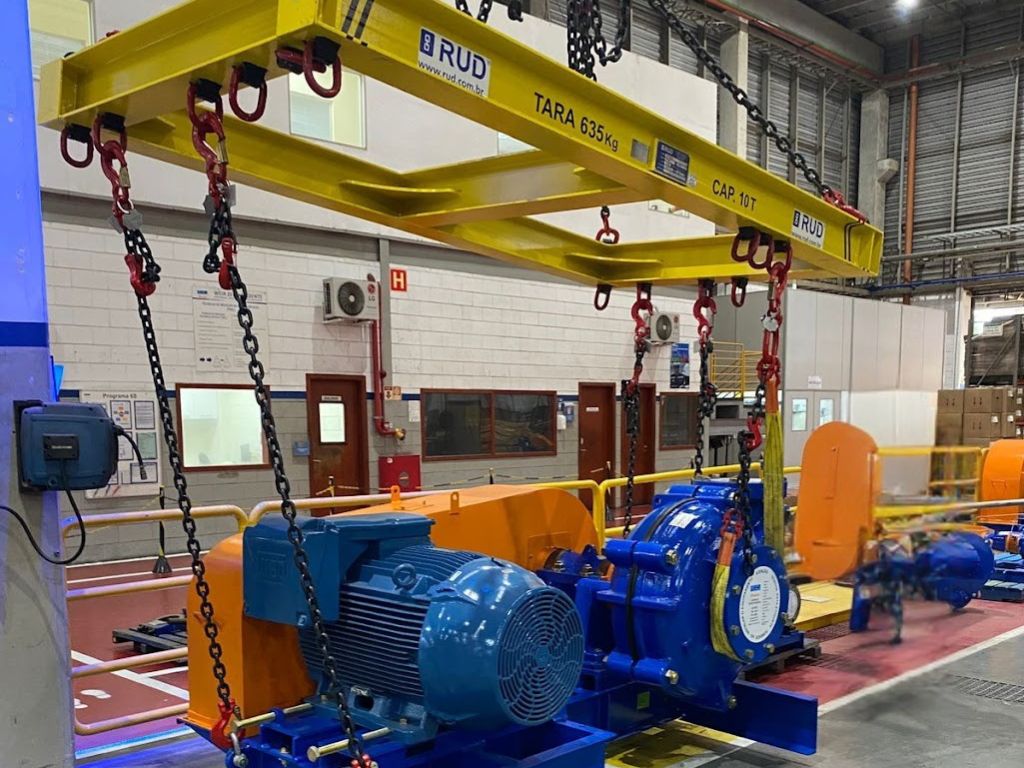 Travessão retangular RUD utilizado no içamento de equipamento industrial (motores) com correntes e pontos de ancoragem múltiplos